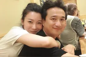 海清黄磊为恩师庆生，黄海波惊喜亮相，张棪琰靠黄磊背上引争议图片