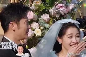 李晨单膝跪地接穿婚纱的关晓彤，谁注意她下意识反应？情商太高了图片