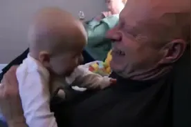 爷爷摸一下baby的头 baby反应太逗了 全球表达开心的方视频封面