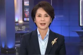 60岁央视主播徐俐退休，西服配衬衣优雅干练，镜头怼脸拍大气从容图片