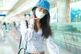 《浪姐》黄圣依好会穿，短上衣搭牛仔裤秀小蛮腰，尽显豪门阔太风图片
