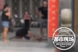 悲剧！小区3米高木门轰然倒下，4岁儿童被砸身亡图片