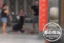 悲剧！小区3米高木门轰然倒下，4岁儿童被砸身亡图片