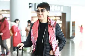 张凯丽真是中年穿搭模板，穿黑色羽绒服配粉丝巾，轻松赢过同龄人图片