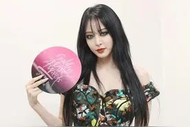“暗黑美人”韩艺瑟，40岁成防腐剂美女，鼻环搭配烟熏妆超飒图片