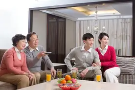 请与儿媳、女婿、儿女同住的中老年父母都看看这十条劝言，很现实图片