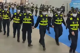 高圆圆出行阵仗大！30多位保镖手牵手护送，十几米长保护圈超震撼图片