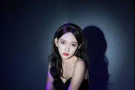 程潇这种“丰满身材”好适合穿紧身裙！吊带皮裙配长靴，超有魅力图片