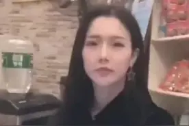 网吧收银员工资两千，为啥漂亮妹子争着做？老板都不知道的原因图片