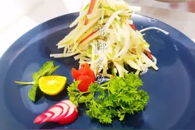 清脆爽口的凉拌竹笋，制作简单，在大厨手中也可以有不同的味道图片