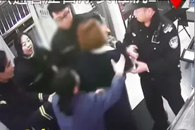 北京：实习生带刀乘地铁 安检口大闹被刑拘视频封面
