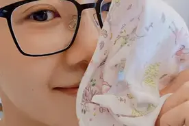 郑恺妻子苗苗因担忧女儿失眠，熬夜自制口水巾，懒理老公事业风波图片
