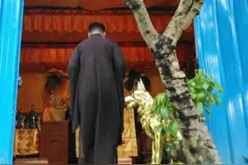 河南亿万富翁携带妻儿隐居深山，吃斋念佛，如今日子过成啥样了图片