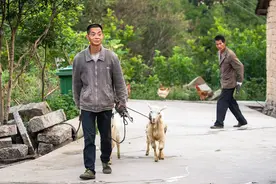 每天清早为大别山区老百姓照相，这里的人们太可爱了，勤劳又善良图片