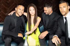 72岁婚纱女王王薇薇，离婚后爱上小36岁运动员，身材火辣似27岁图片