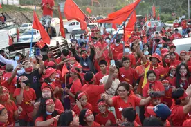 缅甸腊戌街上一片红，大批民众不戴口罩狂欢图片