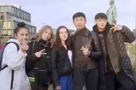 黄子韬被错认成防弹成员后，面露不悦尴尬微笑，1句话表态力挺EXO图片