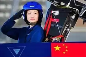 “金孔雀”余旭遇难后，36万群众手捧菊花送别，碑前4架战机模型图片