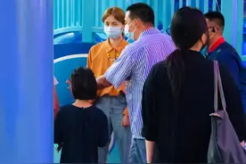 黄磊一家出游被偷拍！小儿子正面照首次曝光，全程挨着姐姐超可爱图片