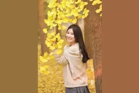 秋日少女写真，奶茶色系太温柔了图片