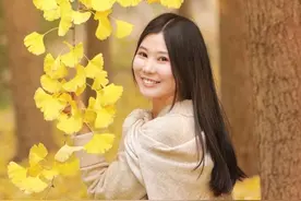 秋日少女写真，奶茶色系太温柔了图片