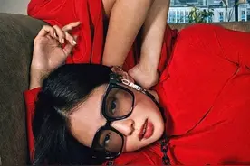 Jennie又解锁不同风格造型，高级时装妮复古摩登，欧美气质太飒了图片