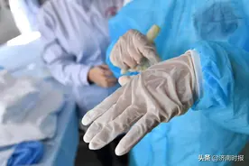 记者体验专业防护服穿戴：13个步骤，20多分钟穿完，一动不动满身汗视频封面