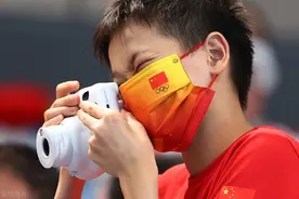 全红婵夺金后当地领导去医院看望其母 全妈妈：从不知有这么多亲戚图片