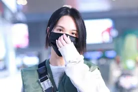 杨丞琳低调走机场，穿绿色马甲显老气，网友：少女脸却穿得像大妈图片