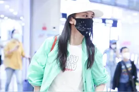 黄圣依放弃走贵妇风，穿青色外套配牛仔裤，活力感不输18岁少女图片