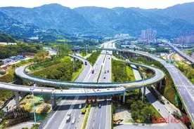 园中互通C匝道桥合龙，这个钢箱梁跨度城区最长图片
