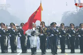 气场两米八，最帅警察国旗班向你走来！图片