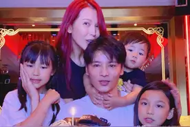 48岁蔡少芬与儿子同框像祖孙，大龄生三胎老得快，她还要赚钱养家图片