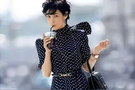 女人年过50，怎么穿才好看？瞧54岁铃木保奈美，美得高级又优雅图片