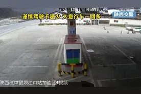 横穿马路摩托车撞上大货车，摩托车主责！图片