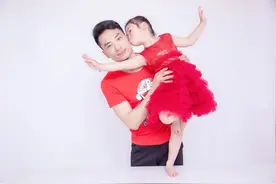 5岁女童练舞导致截瘫，父母：就不买轮椅！忍痛康复训练，1年后已能奔跑图片