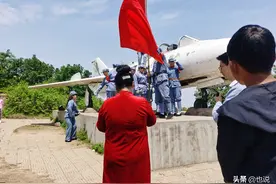 父亲说带我去看风景，跑了二十里路结果只看到停在山顶上的飞机图片