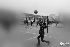 那两位跳舞的漂亮女生，一个没了消息，另一个因畸形恋情令人惋惜图片
