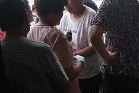 生日宴陌生老人蹭吃蹭喝图片