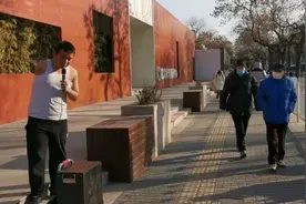 街头歌手＋外卖小哥！独臂小伙儿身兼数职：要过好每一个明天图片
