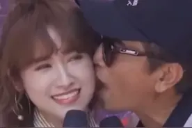 主持人吴宗宪当众亲吻30岁女儿，无视女方抗拒，网友：不像父女图片