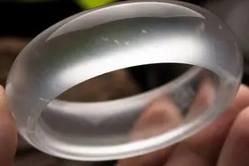 翡翠原石里居然切出水沫玉！是共生？图片