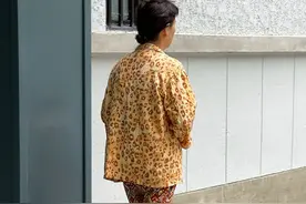 上海6、70岁阿婆老年也俏丽，无惧年龄穿印花，靠气质撑起时尚感图片