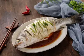 因为一条10块钱的鲈鱼，女子治病花掉10万元！手指也被截掉！紧急提醒图片