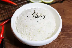 煮米饭，不要直接加水下锅，牢记2窍门，大米香喷喷的，软糯清甜图片