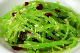 凉拌莴笋丝要不要焯水，大厨教你正确做法，翠绿爽口，开胃又下饭图片