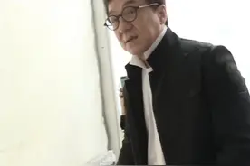 66岁成龙超环保，心疼会场浪费水，曾一双拖鞋走全世界图片