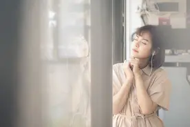 听歌看评论《微微》微微是我们，渺小又伟大的我们图片