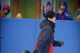 杨洋《元气满满的哥哥》新路透 戴假发贴胡子变“潇洒哥”图片