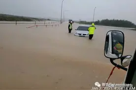新加坡48小时超强暴雨，导致多处崩塌和淹水图片